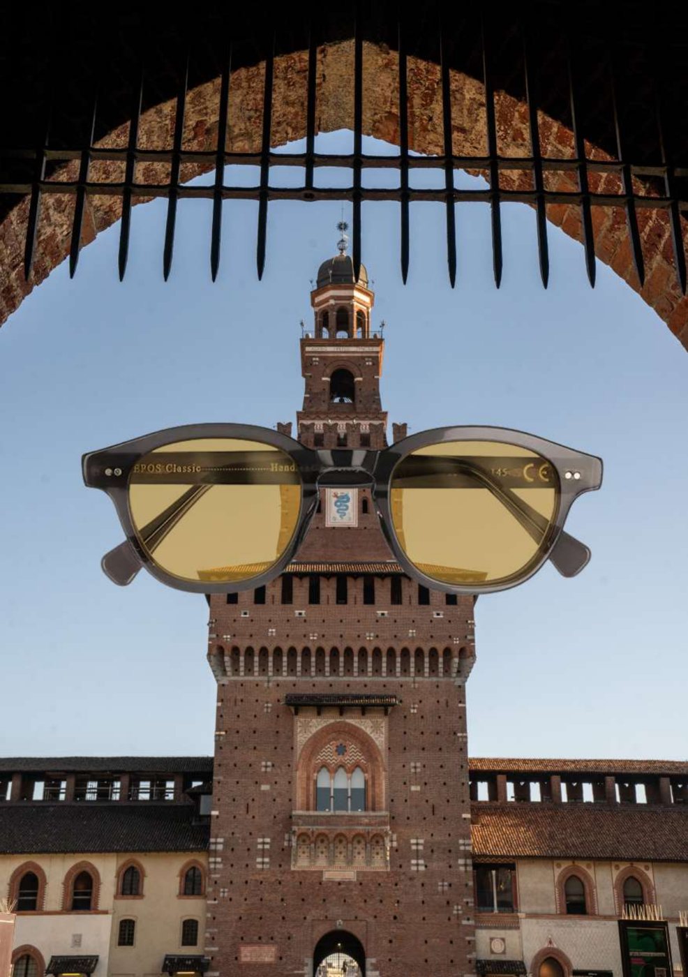 Lentes de sol Epos con mica amarilla frente al Castillo Sforzesco de Milán
